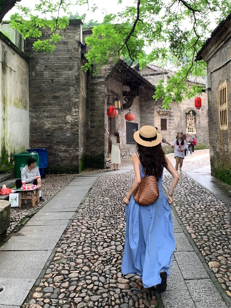 误入古镇，蓝裙子真的太出片了！氛围感拉满