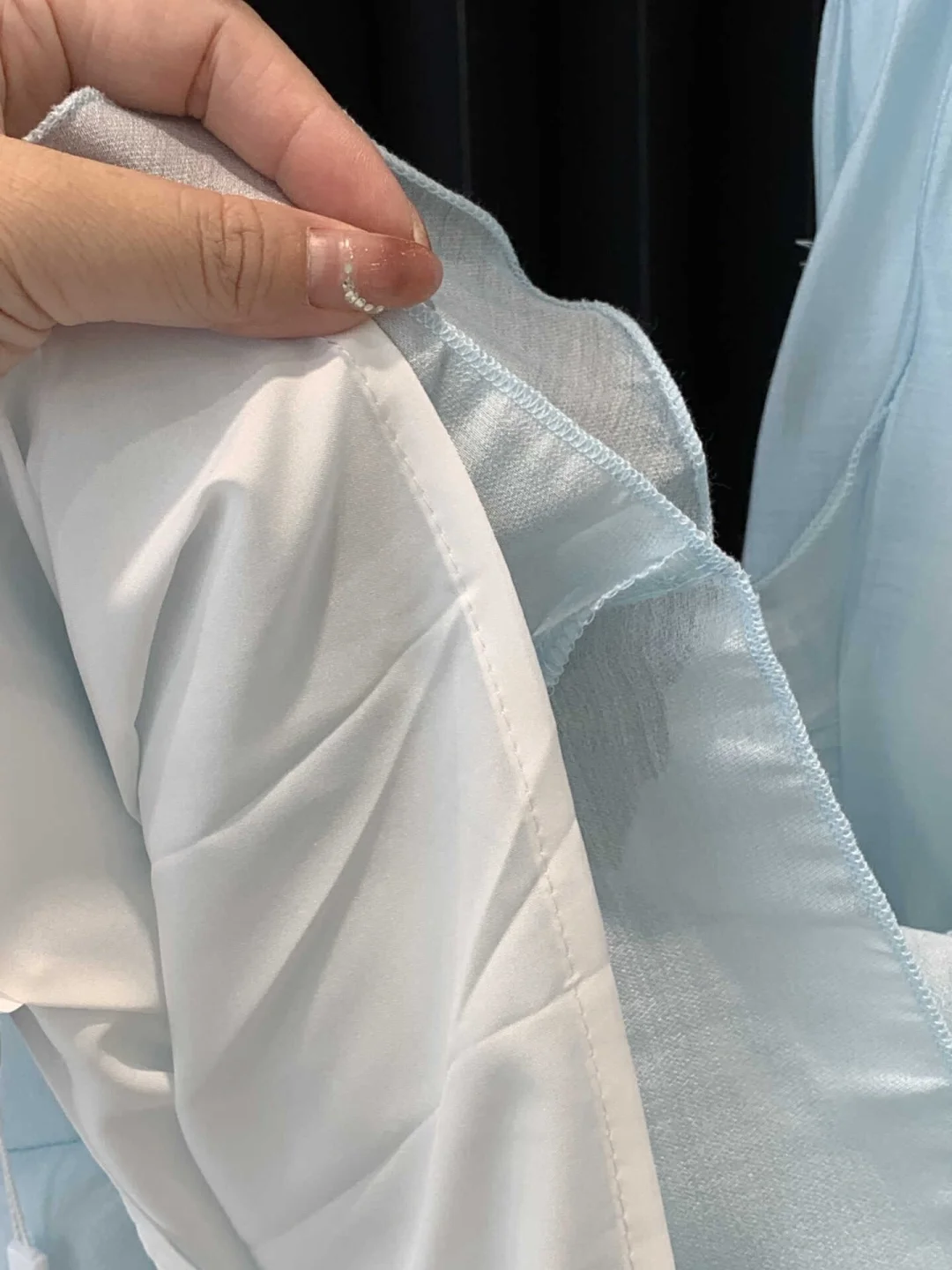 浅蓝色淡雅波光粼粼吊带连衣裙~