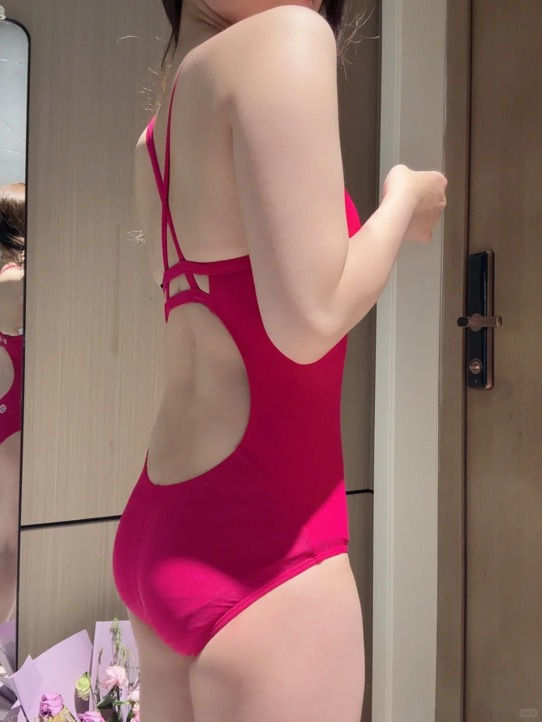 超显白有质感的玫红色泳衣?