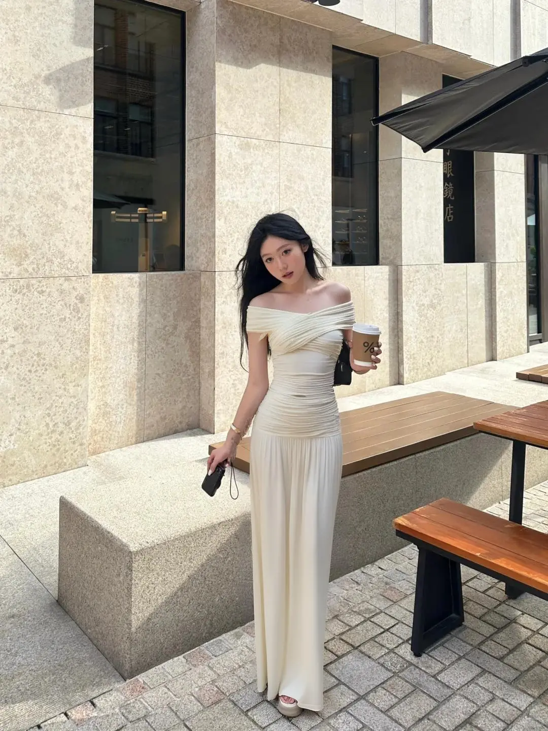 现在的AI真的太狠了！！一秒换装实现穿衣自由