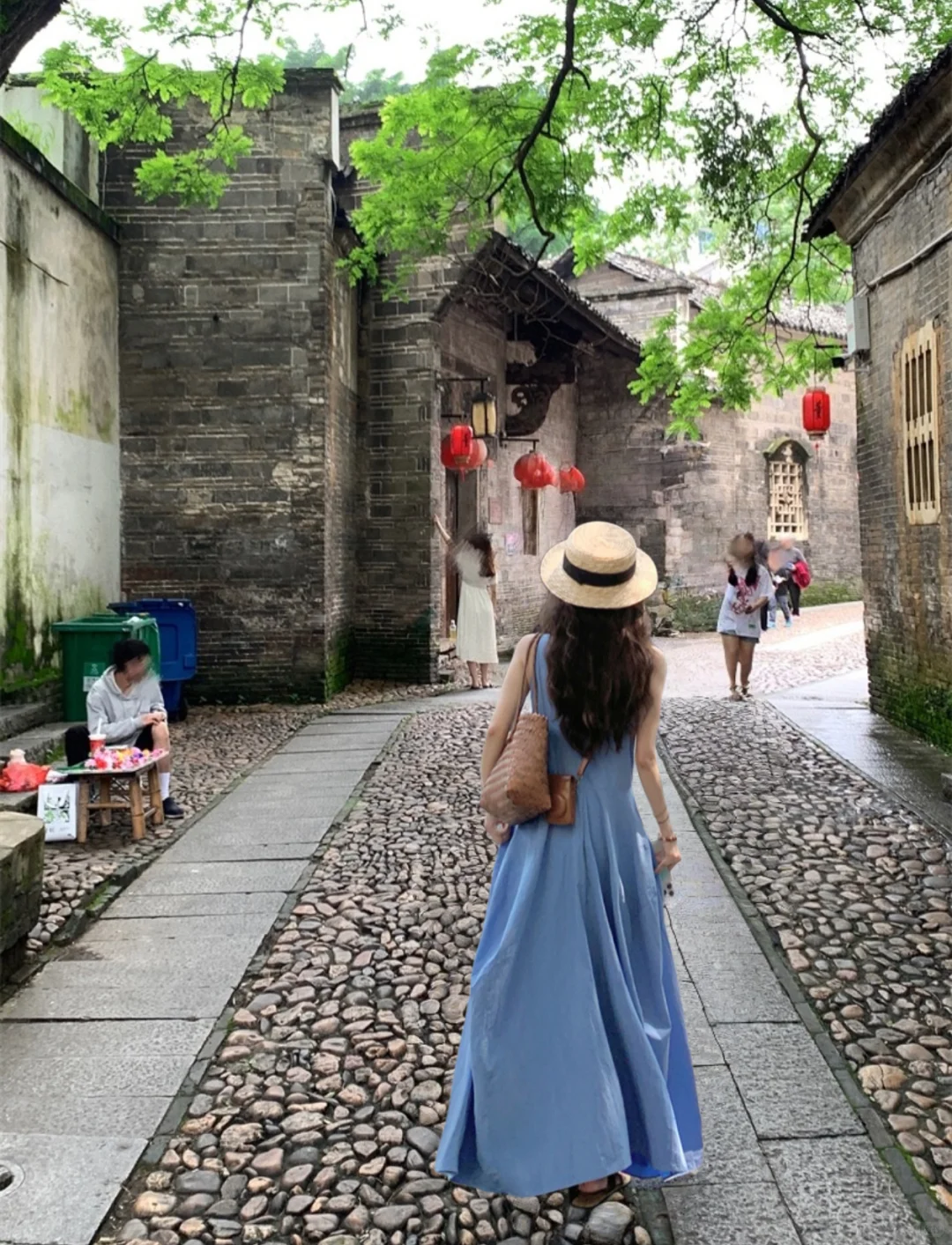 误入古镇，蓝裙子真的太出片了！氛围感拉满