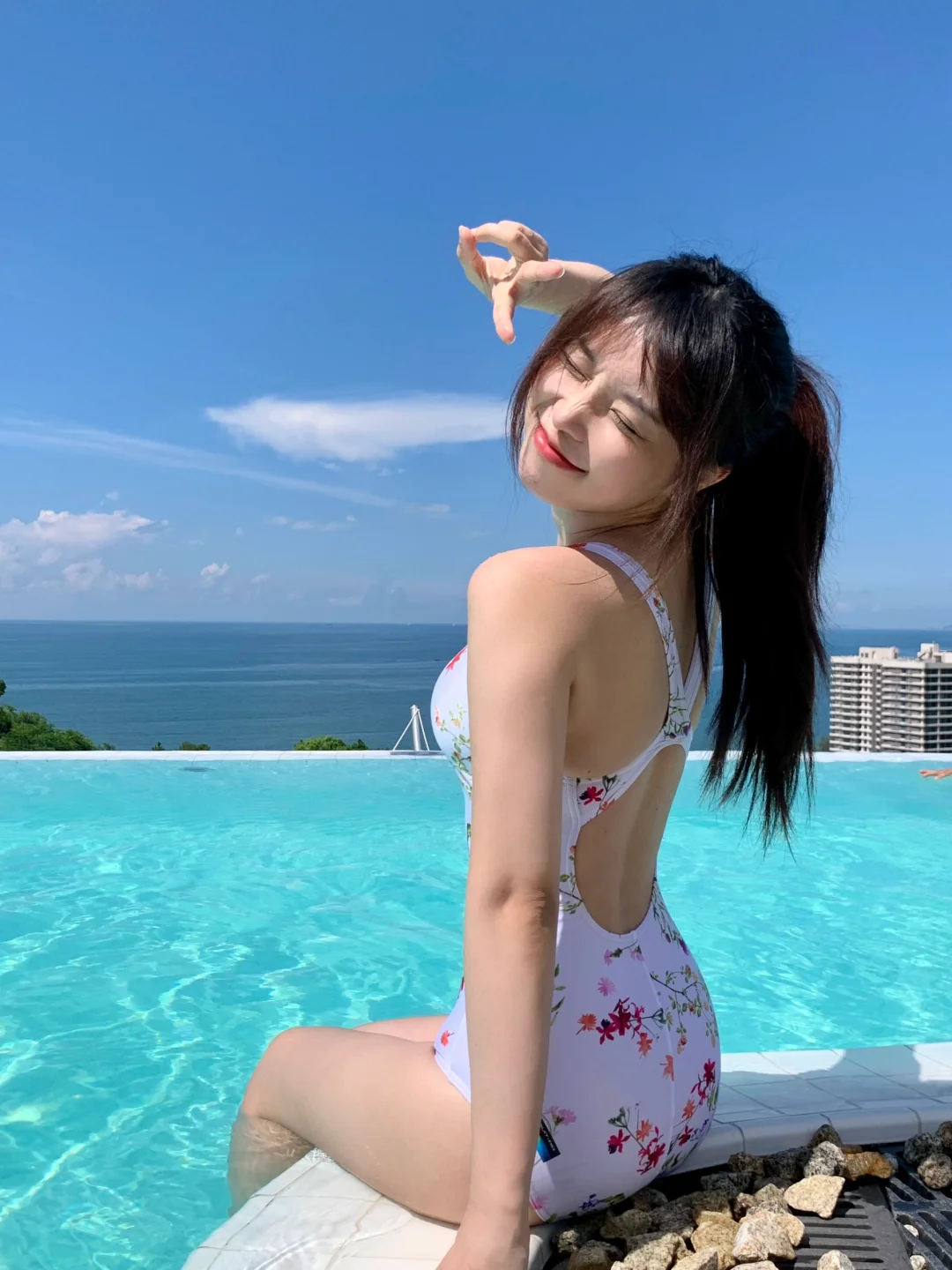 155小个子 泡在泳池的夏天