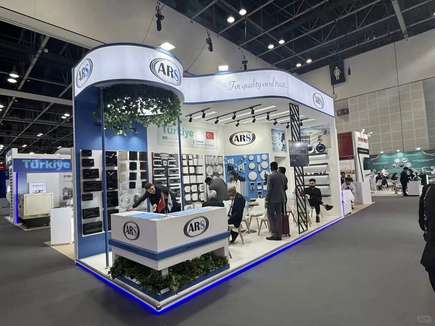 迪拜?|电力展台大放异彩，都吼吼看鸭?