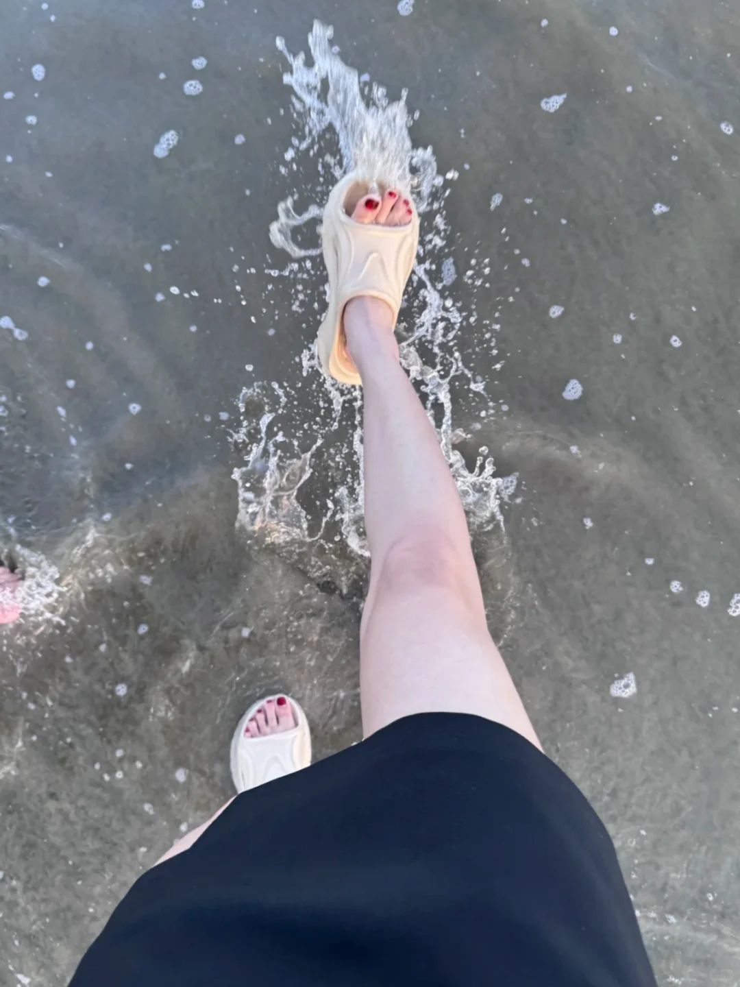 炫耀下我俩穿去青岛海边旅游的厚底拖鞋‼️