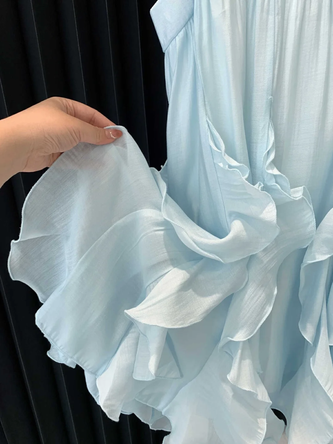 浅蓝色淡雅波光粼粼吊带连衣裙~