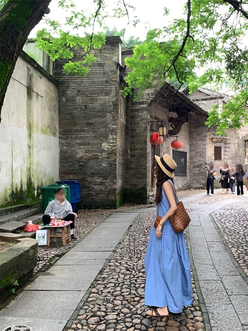 误入古镇，蓝裙子真的太出片了！氛围感拉满