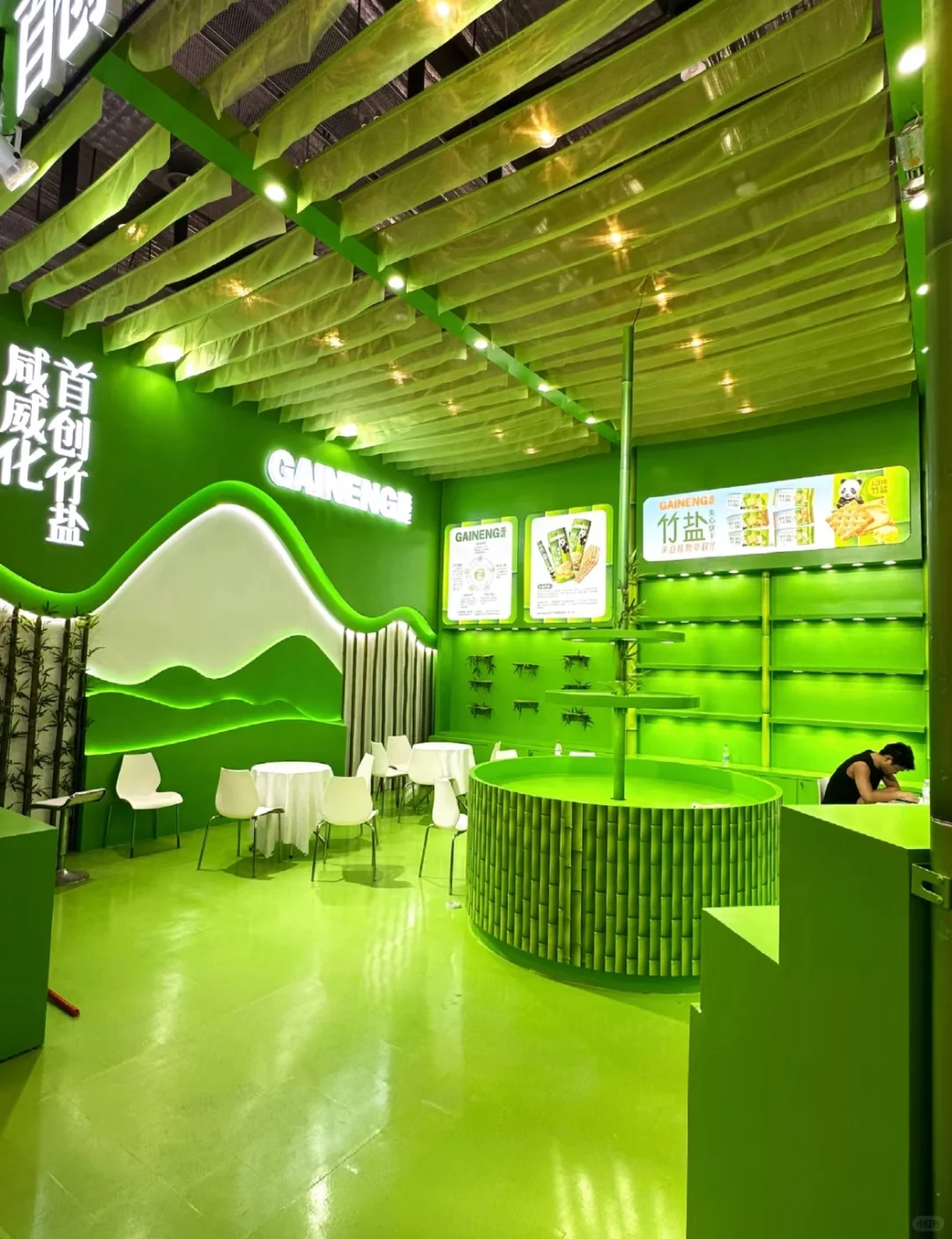 国宝?上食品展偷吃竹子啦？！