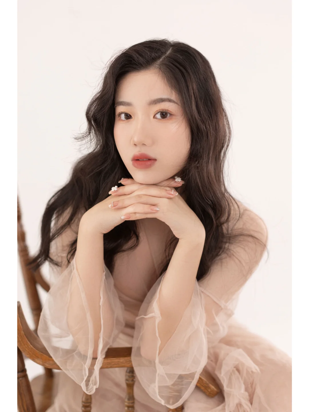 ?‍♀️ 卷发美女，魅力爆棚 ?