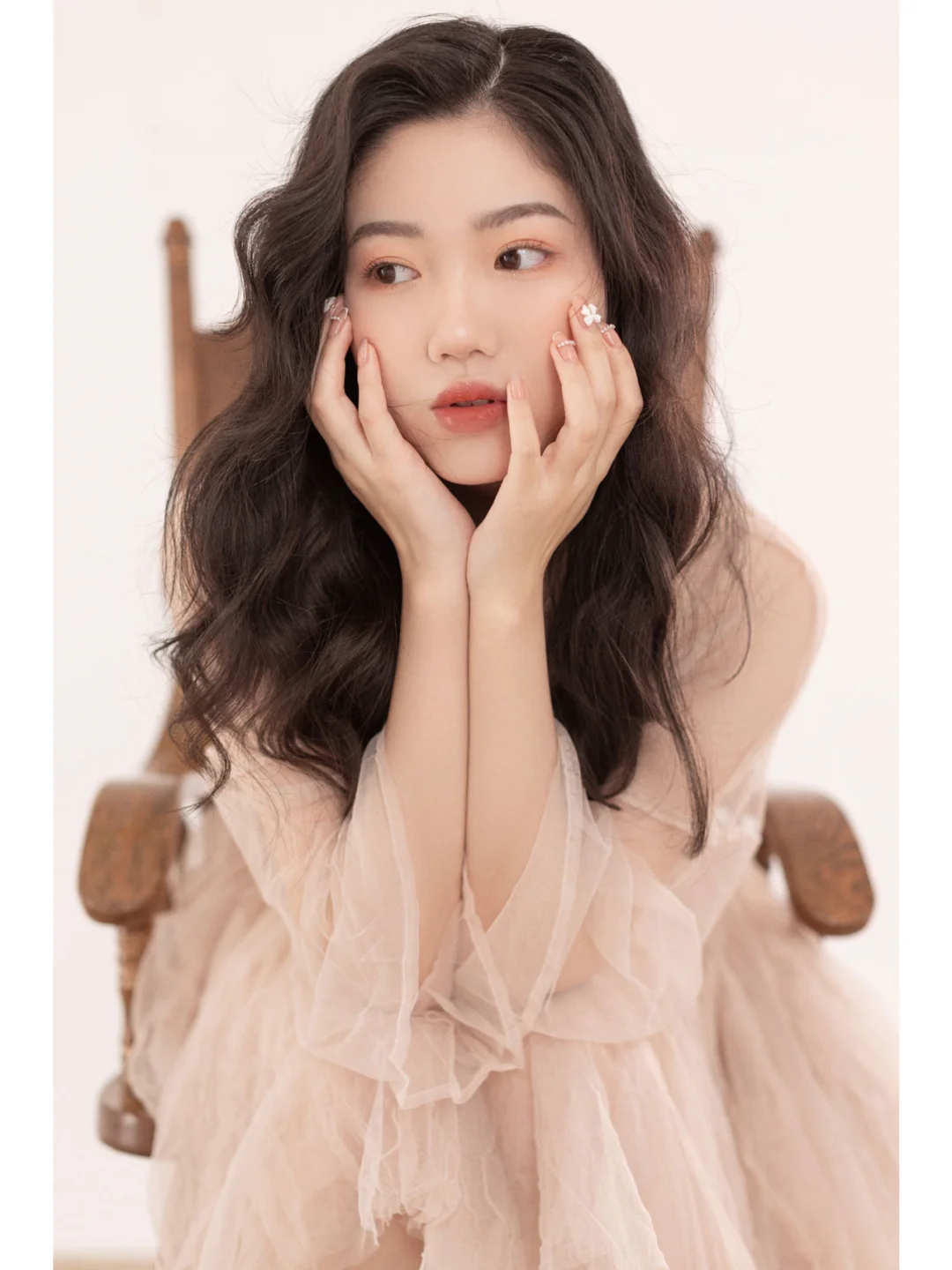 ?‍♀️ 卷发美女，魅力爆棚 ?