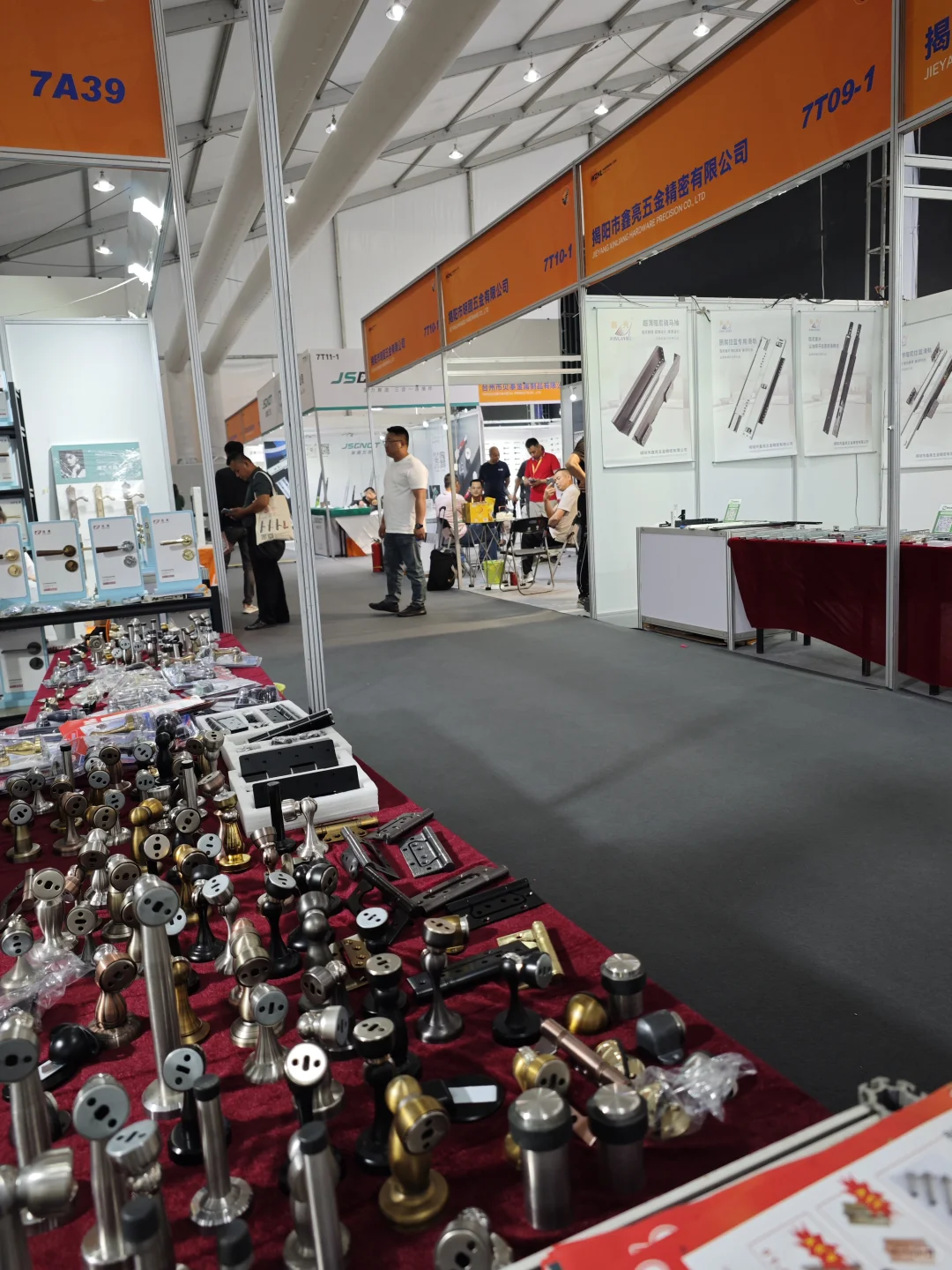 客户去展会拿同行价格跟我压价??