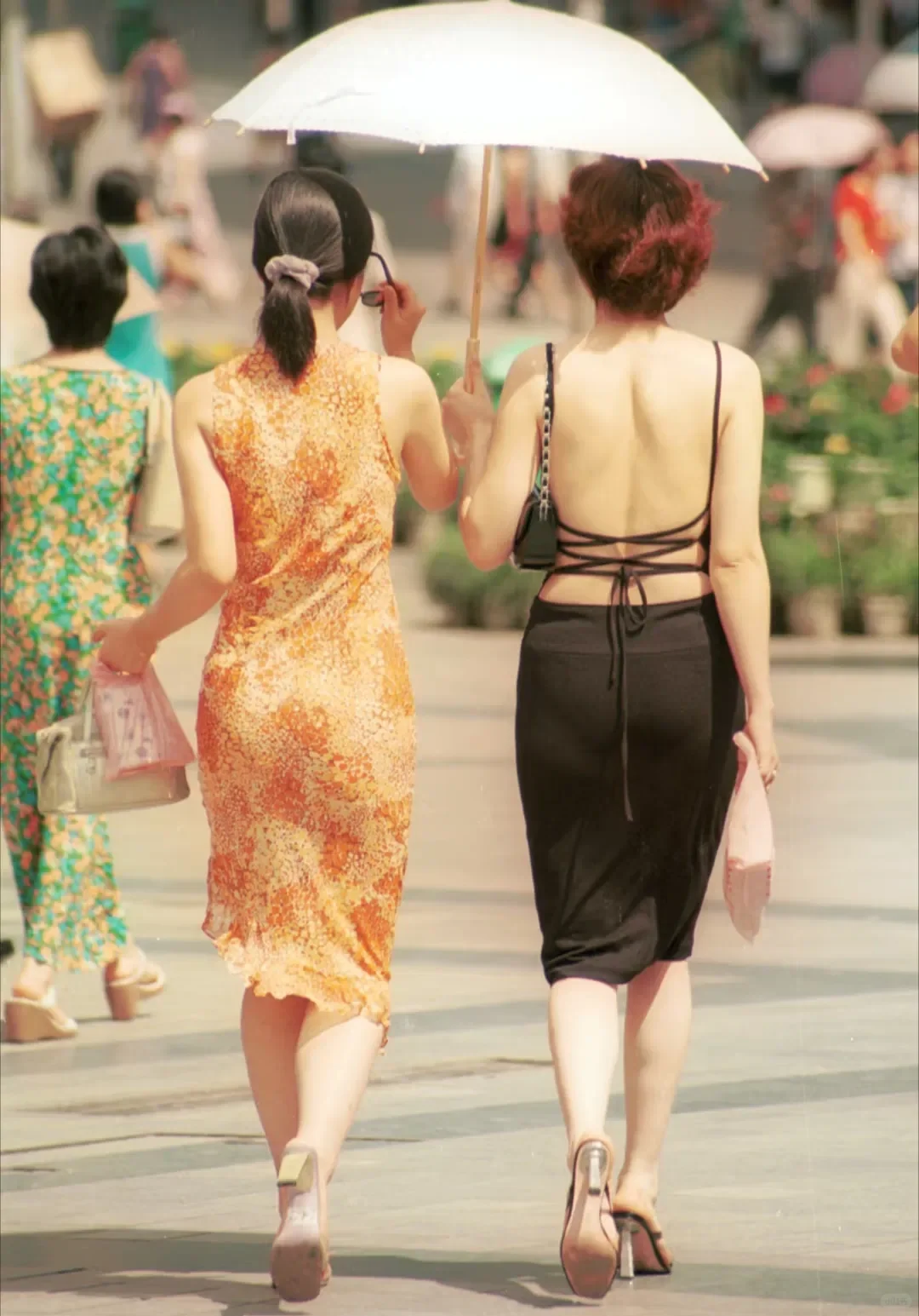 街头消失的吊带热裤