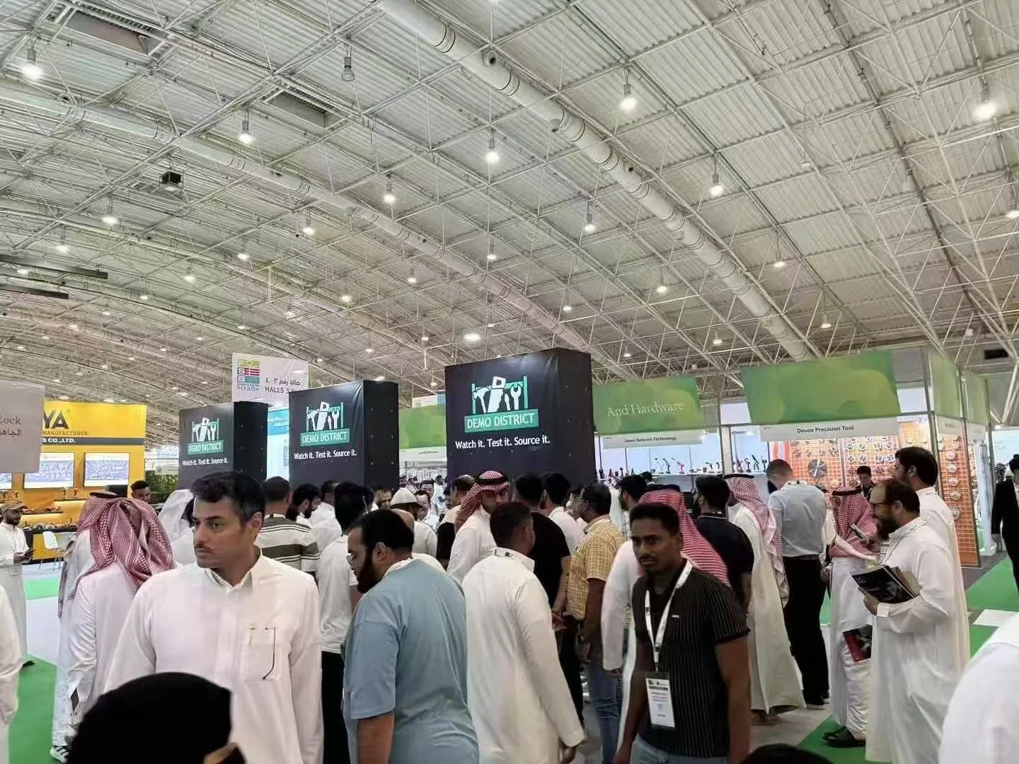 25年利雅得五金展第三天人流量请看图！