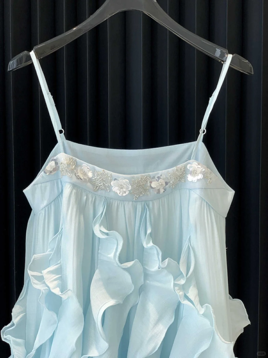浅蓝色淡雅波光粼粼吊带连衣裙~