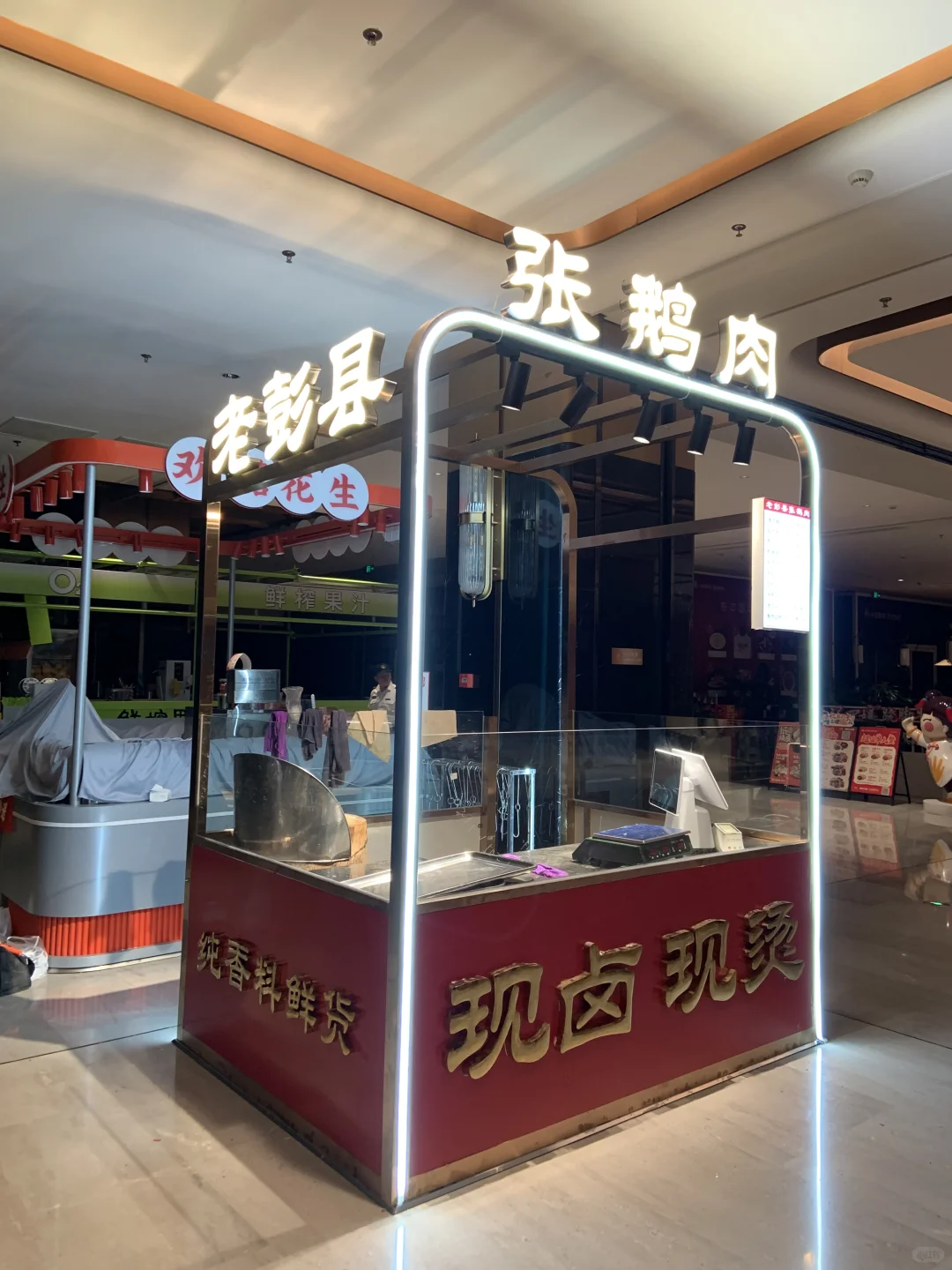 广告策划、设计｜商场中庭展柜