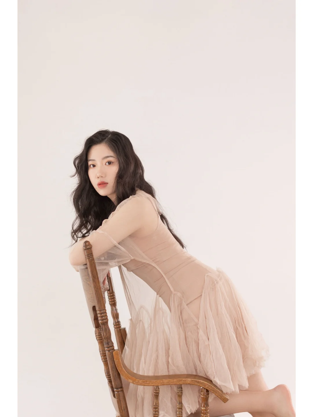 ?‍♀️ 卷发美女，魅力爆棚 ?