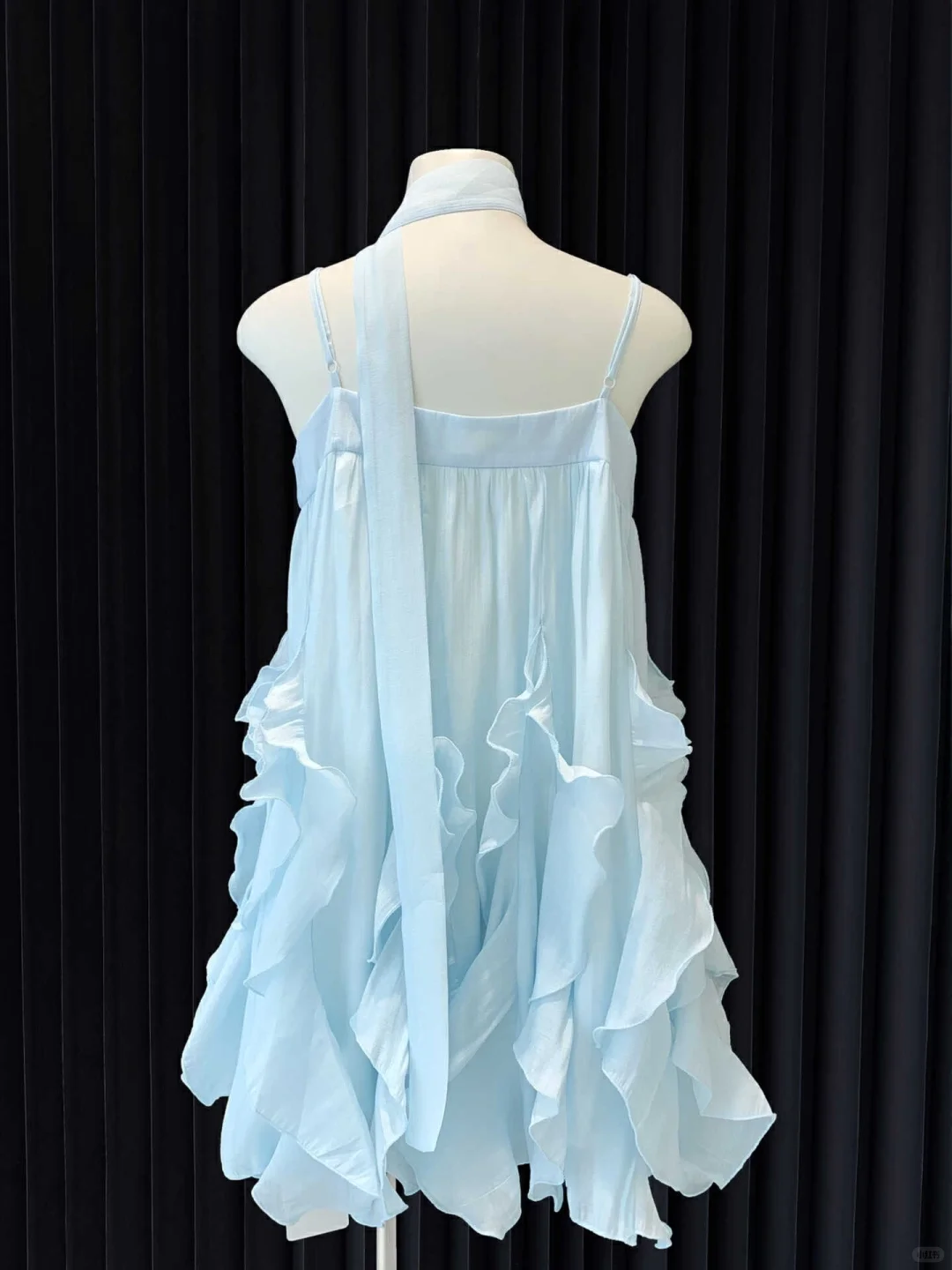 浅蓝色淡雅波光粼粼吊带连衣裙~