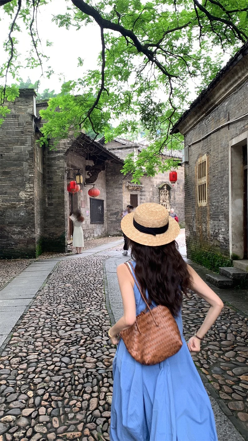 误入古镇，蓝裙子真的太出片了！氛围感拉满