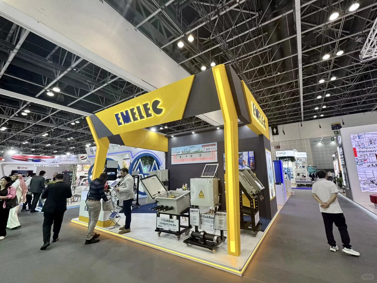 迪拜?|电力展台大放异彩，都吼吼看鸭?