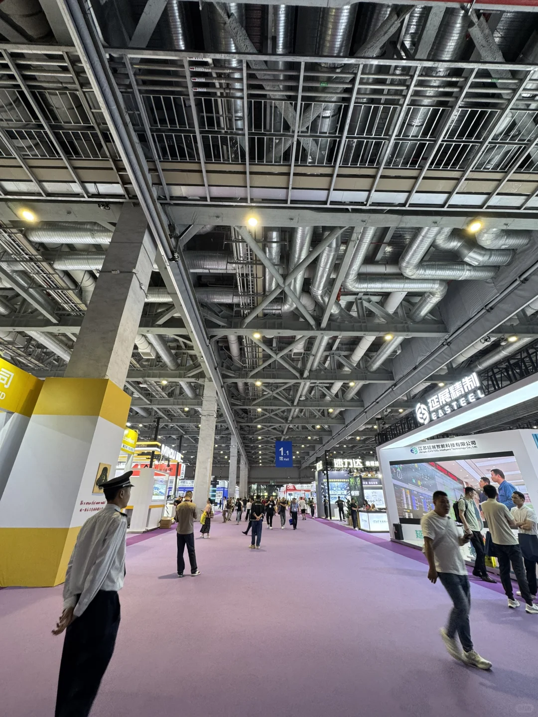 咋回事展会人比往年少啊