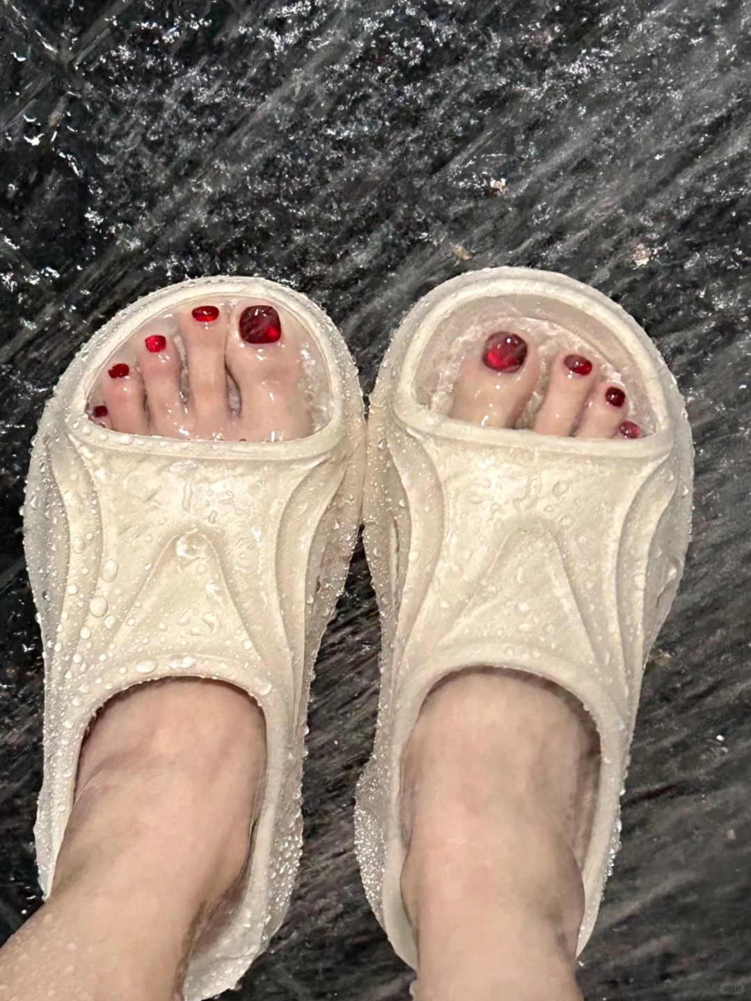 炫耀下我俩穿去青岛海边旅游的厚底拖鞋‼️