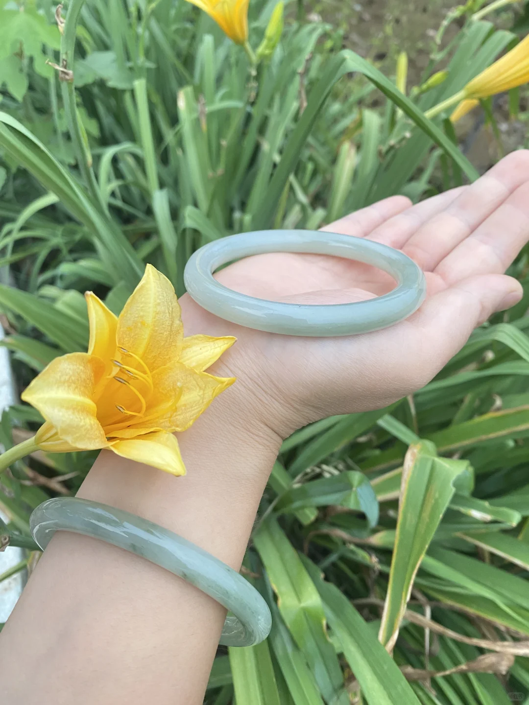 “青山远黛多妩媚，近水寒烟意朦胧”