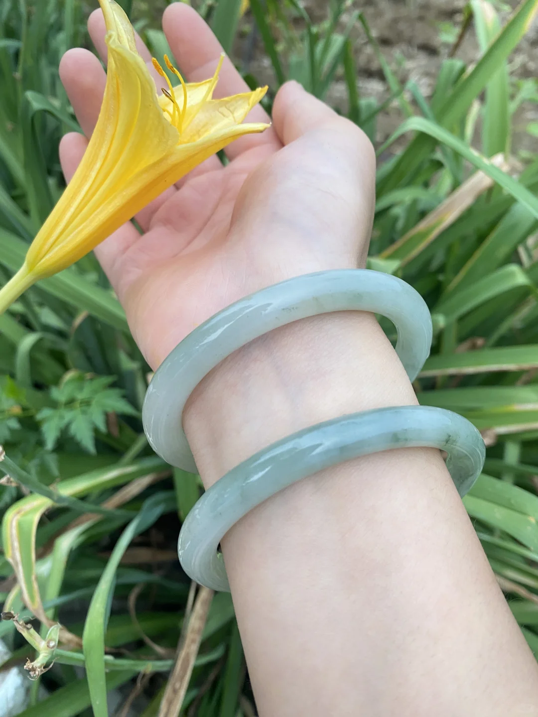 “青山远黛多妩媚，近水寒烟意朦胧”