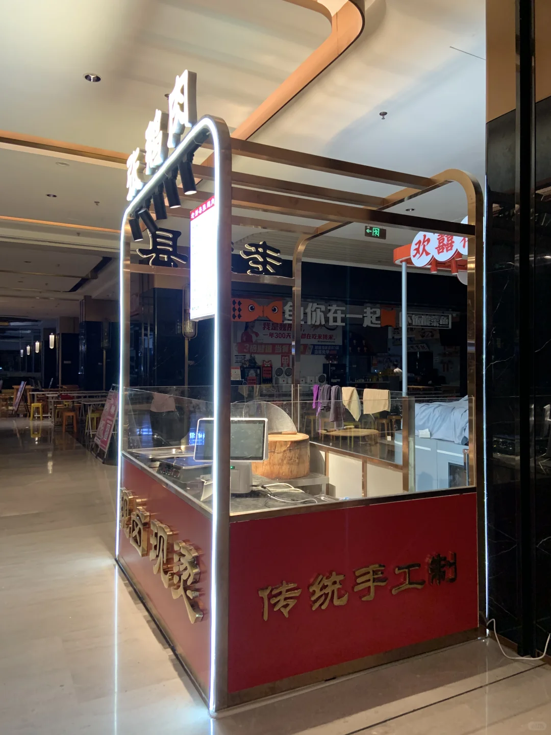 广告策划、设计｜商场中庭展柜