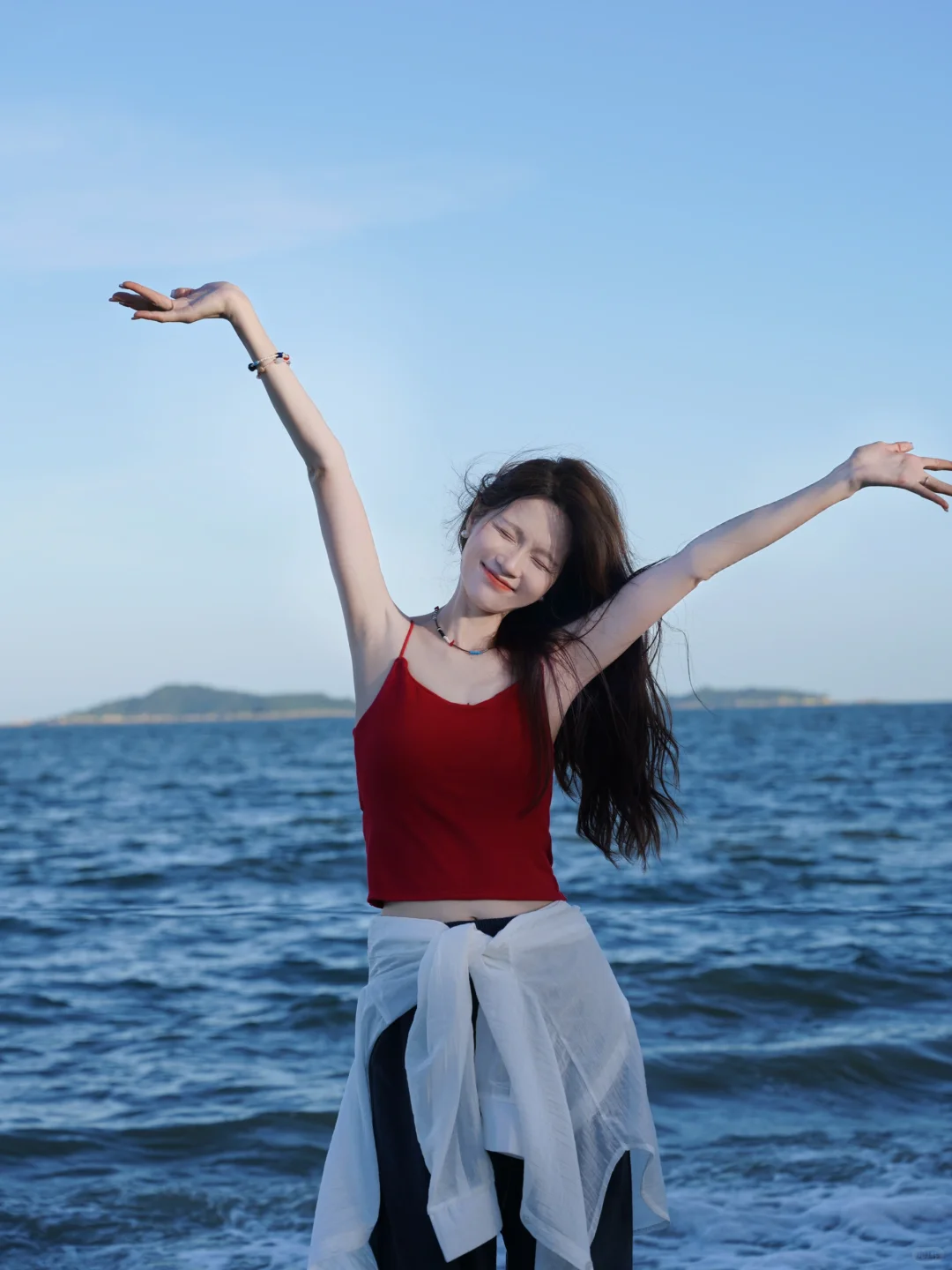 不敢相信❗卖了5w+的红色吊带❗太太太…显白啦