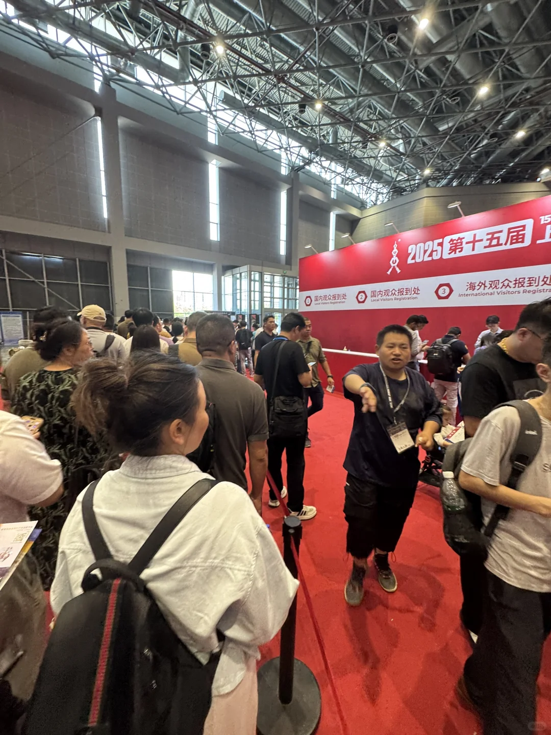 咋回事展会人比往年少啊