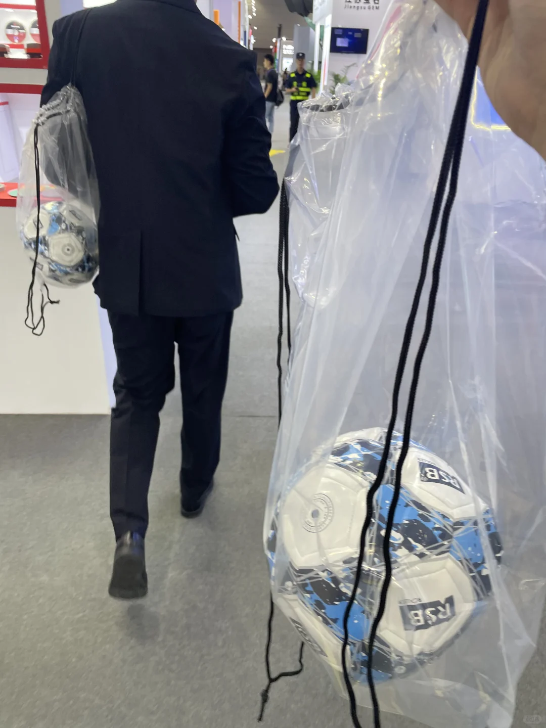 大学生勇闯广交会展会翻译?