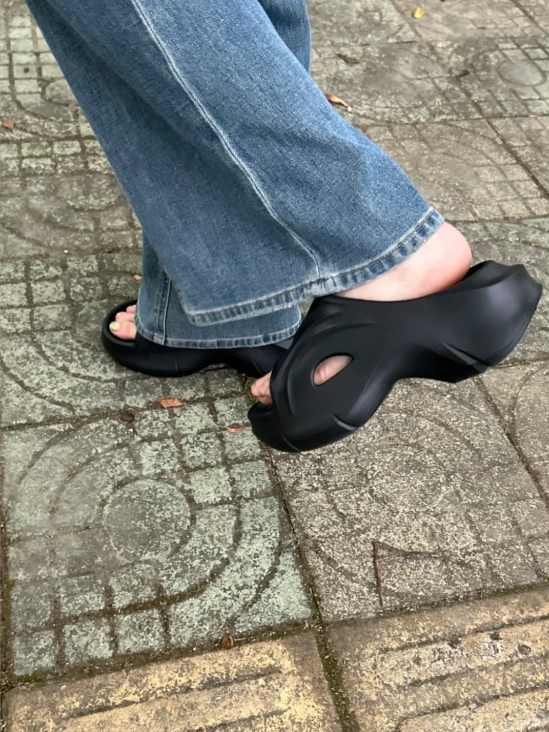 炫耀下我俩穿去青岛海边旅游的厚底拖鞋‼️