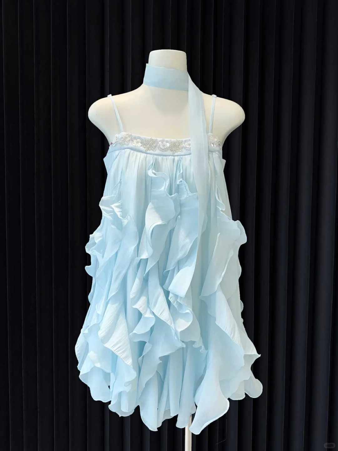 浅蓝色淡雅波光粼粼吊带连衣裙~