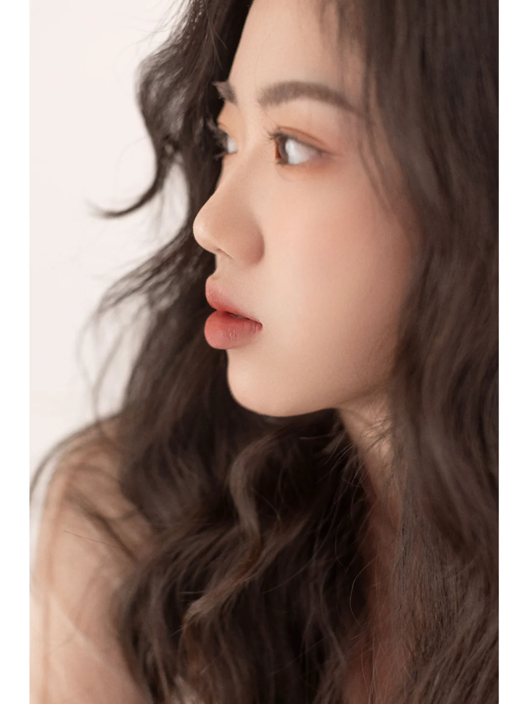 ?‍♀️ 卷发美女，魅力爆棚 ?