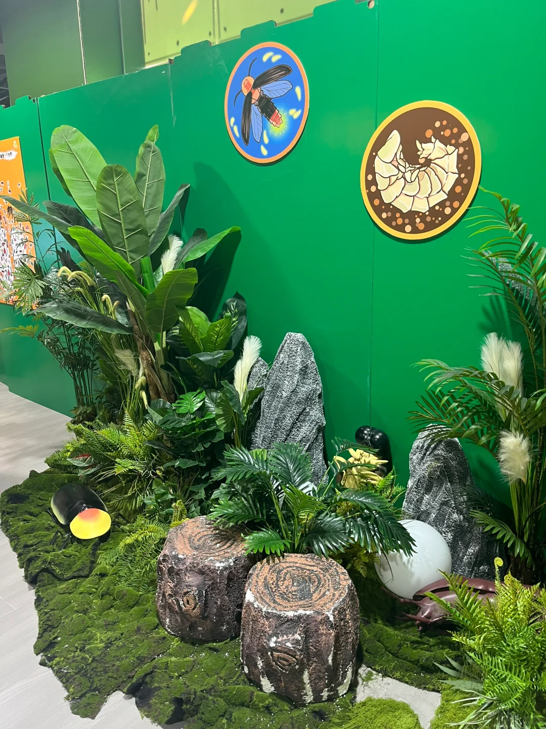 萤火虫专题展览，小朋友很开心