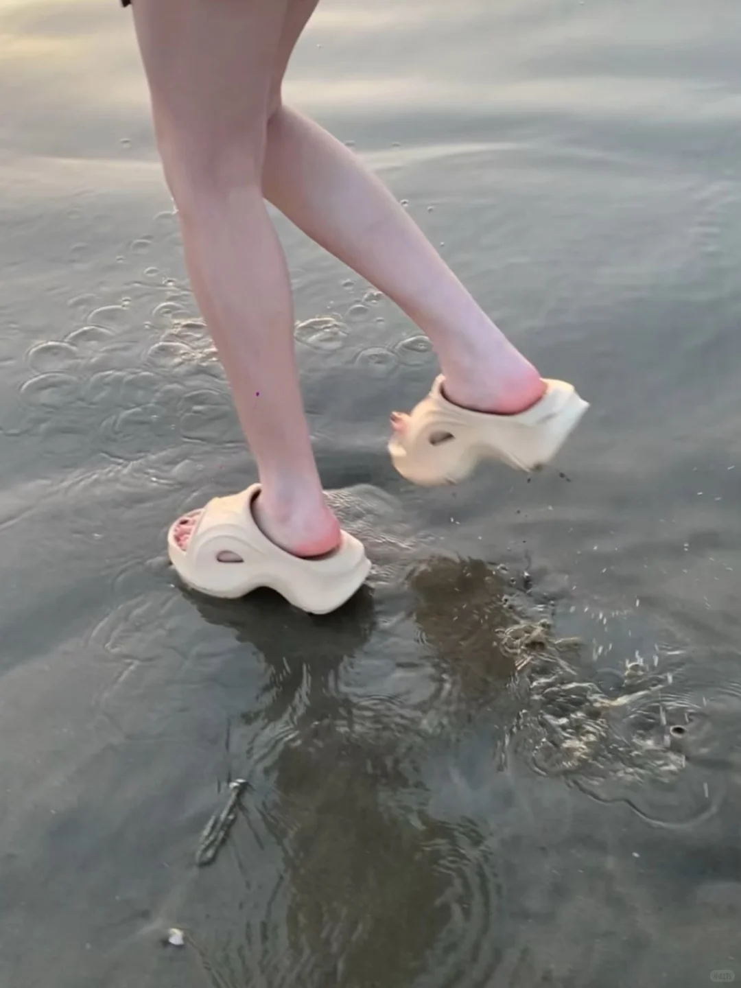 炫耀下我俩穿去青岛海边旅游的厚底拖鞋‼️