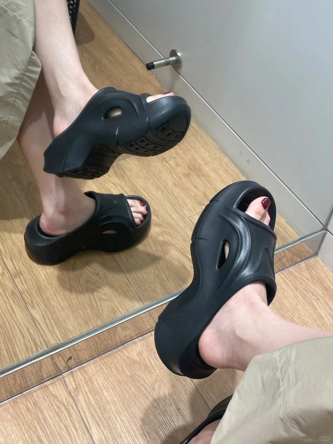 炫耀下我俩穿去青岛海边旅游的厚底拖鞋‼️