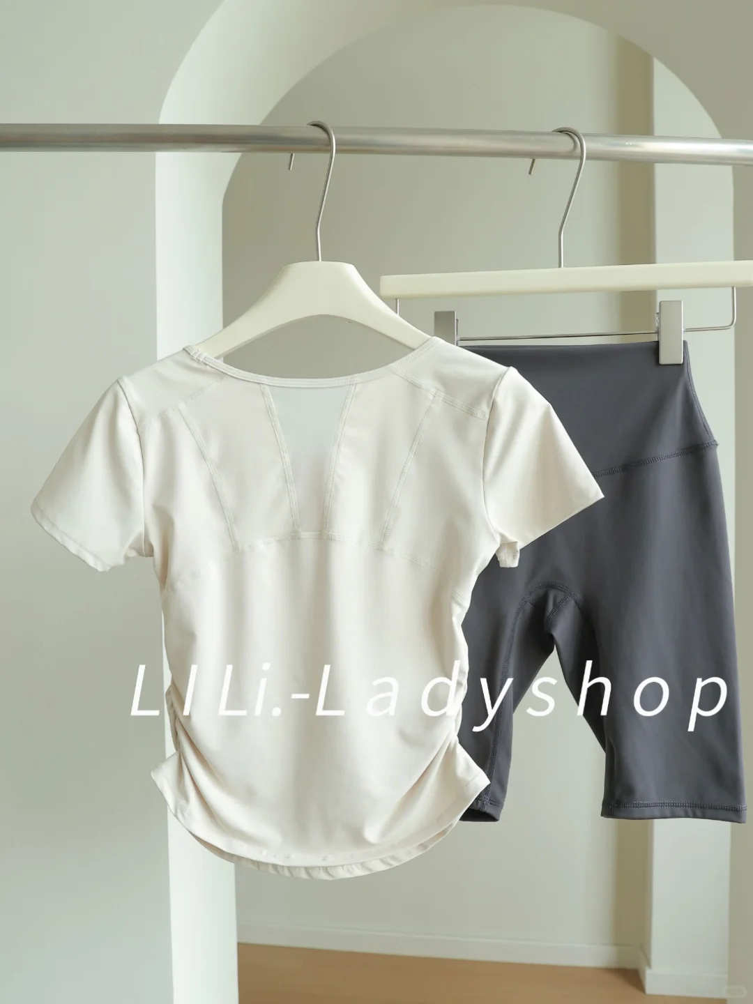 被追着问链接！这套瑜伽服美到走路都带风