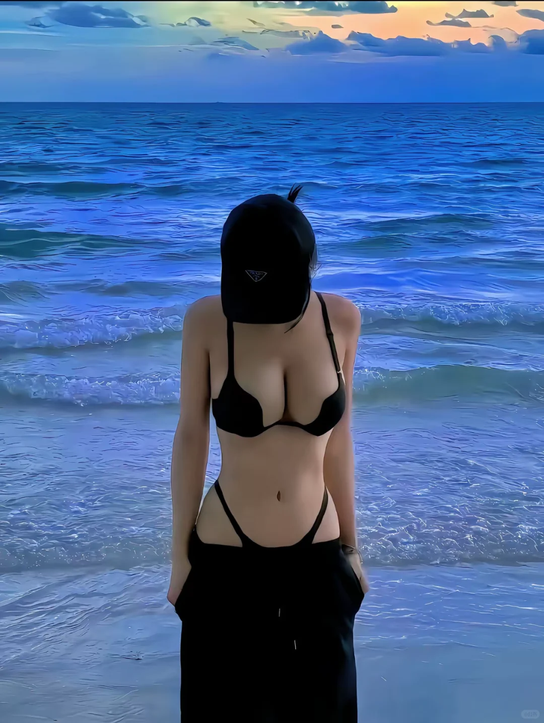 “海浪拍打沙滩的声音，就像你在我耳边呢喃