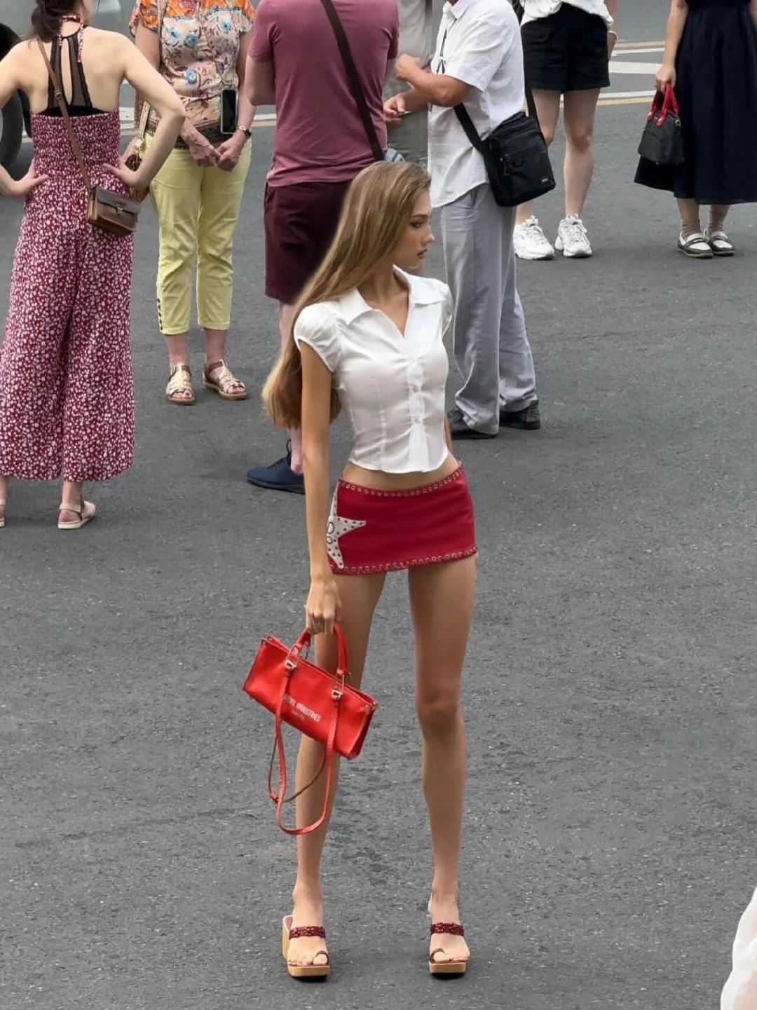 想象中自己穿美式卡胯辣妹裙出门的样子：