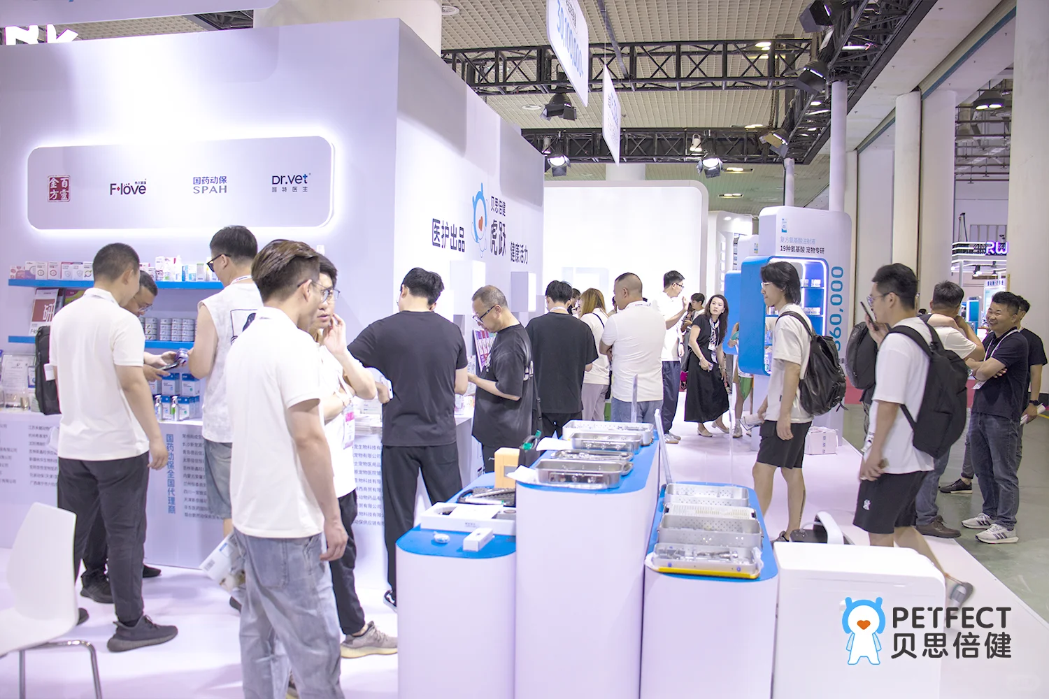 展会现场火爆，人潮汇聚