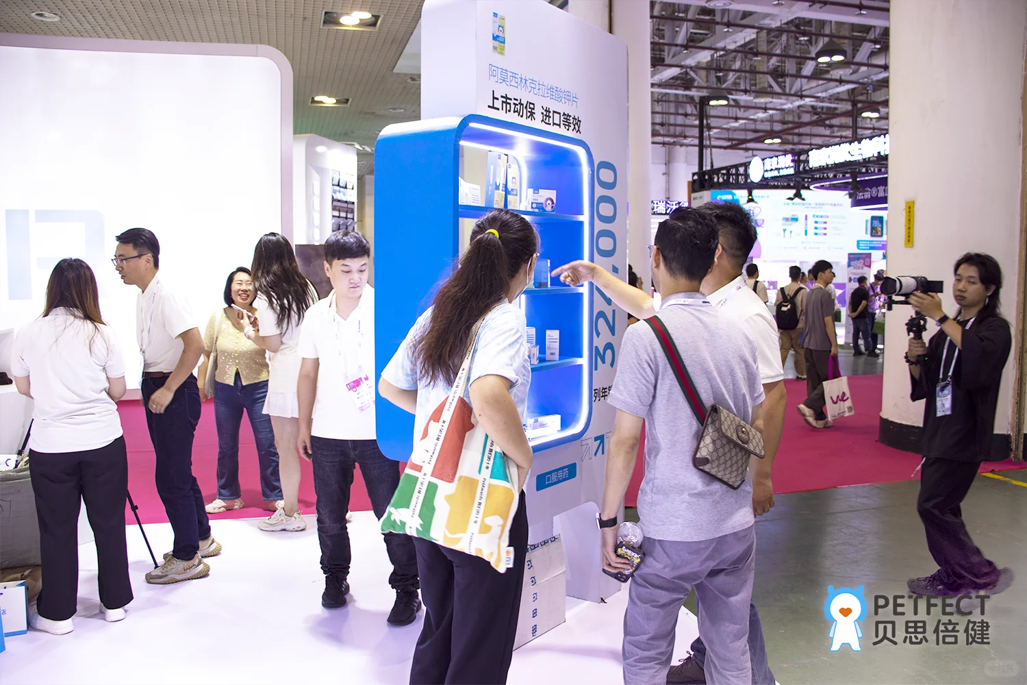 展会现场火爆，人潮汇聚