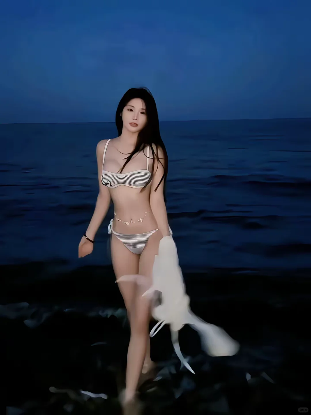 “海浪拍打沙滩的声音，就像你在我耳边呢喃