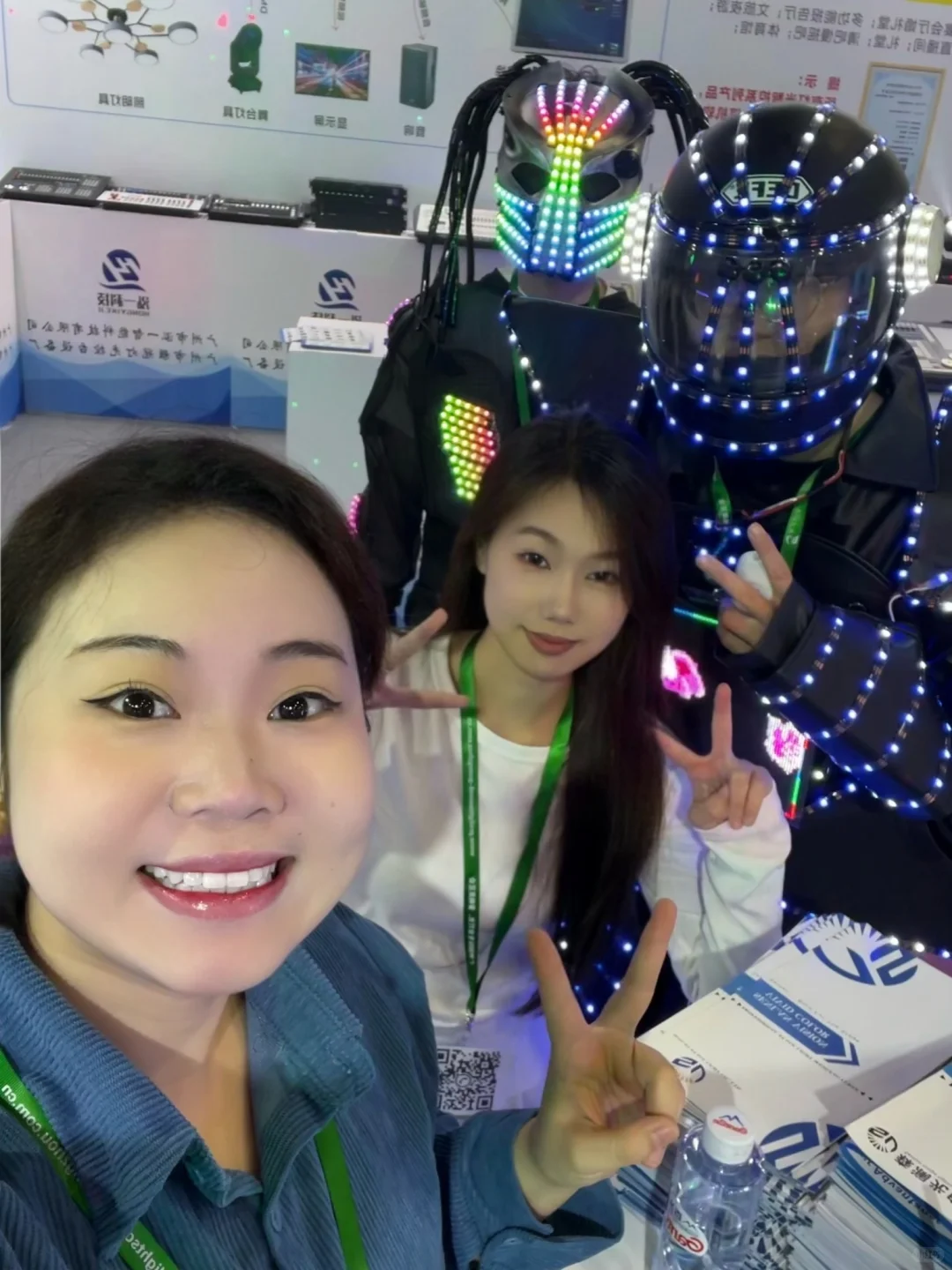 展会上的开心瞬间！✈️