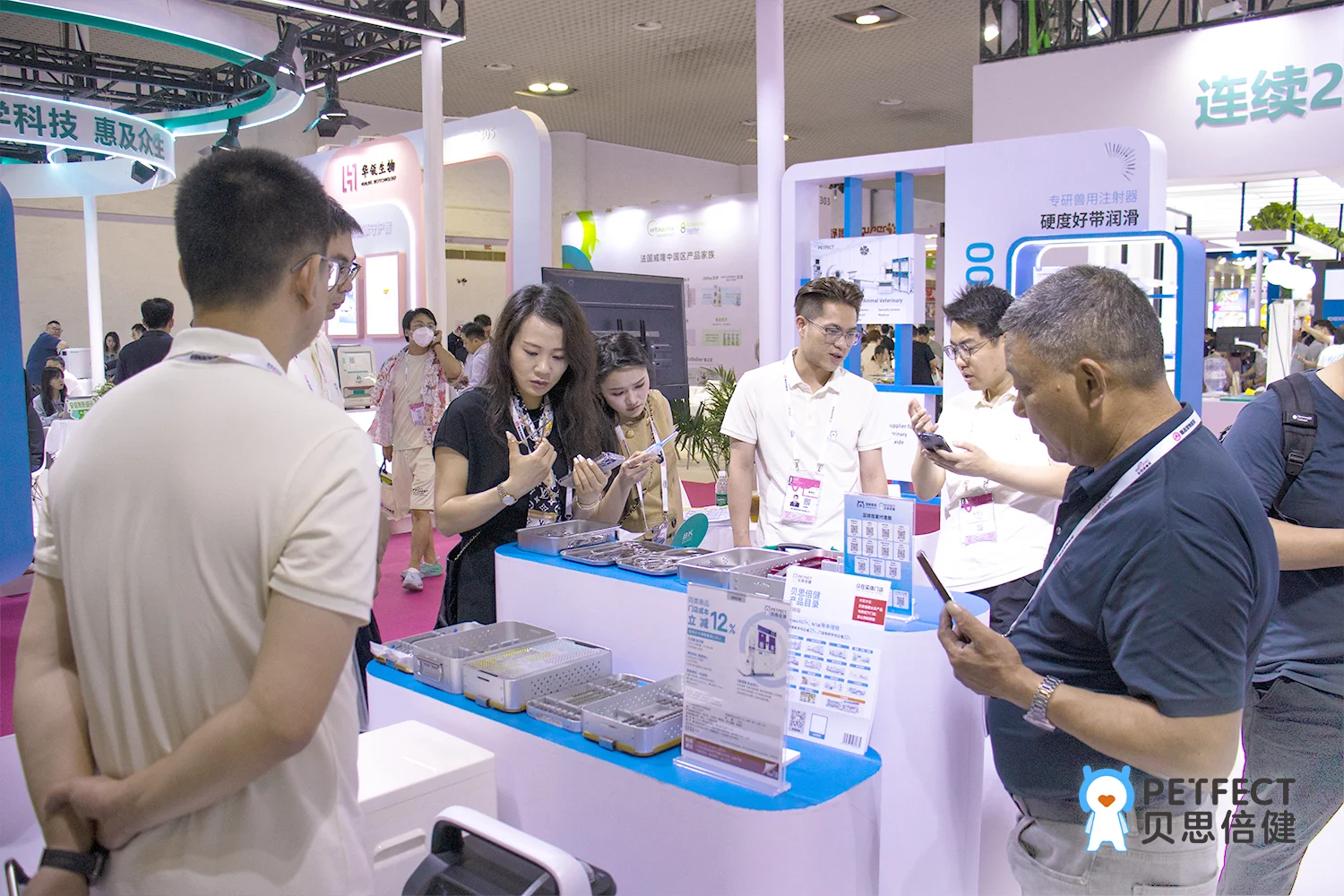 展会现场火爆，人潮汇聚