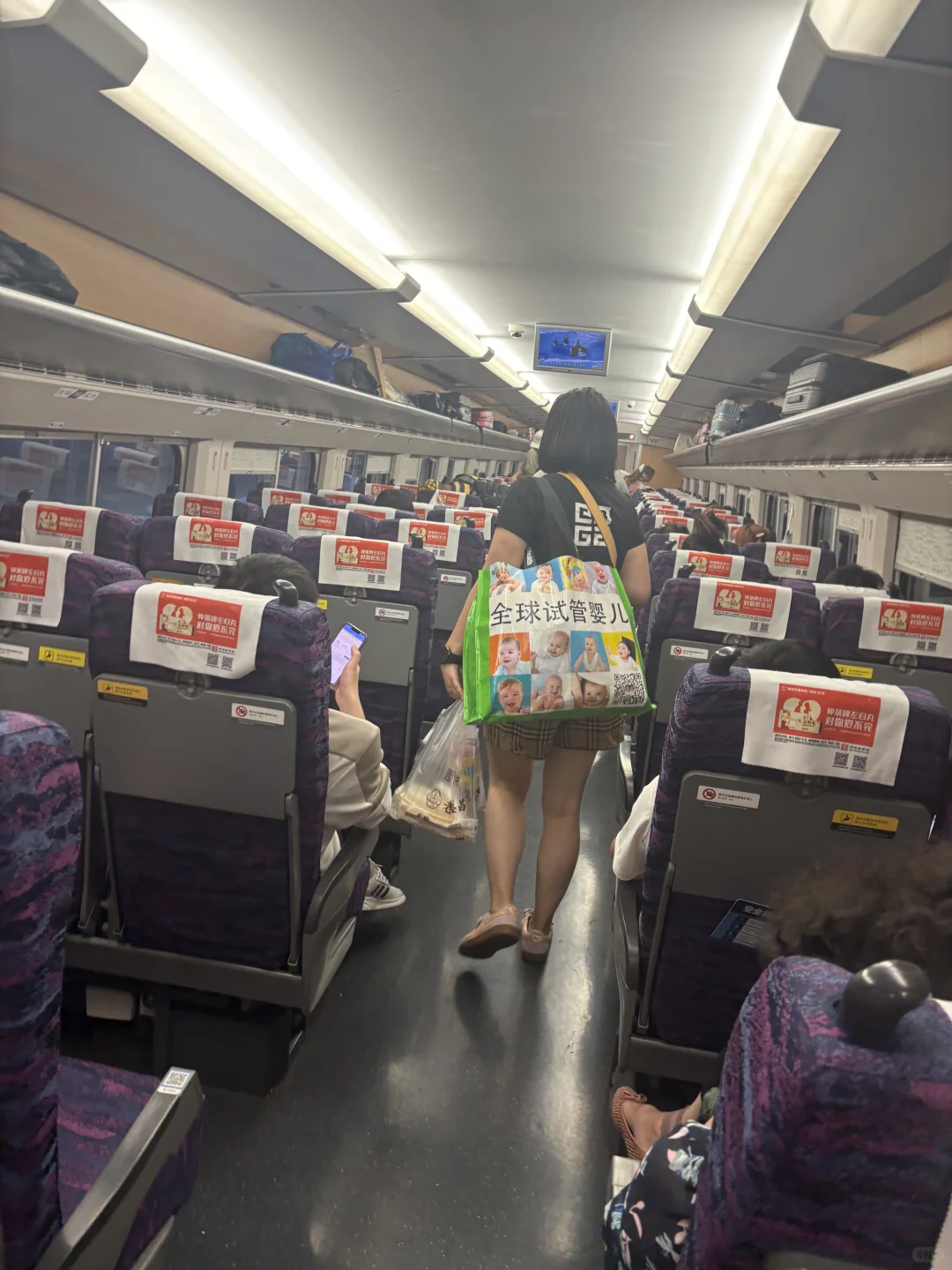 在上海虹桥高铁上看到的…震惊?太敢背了