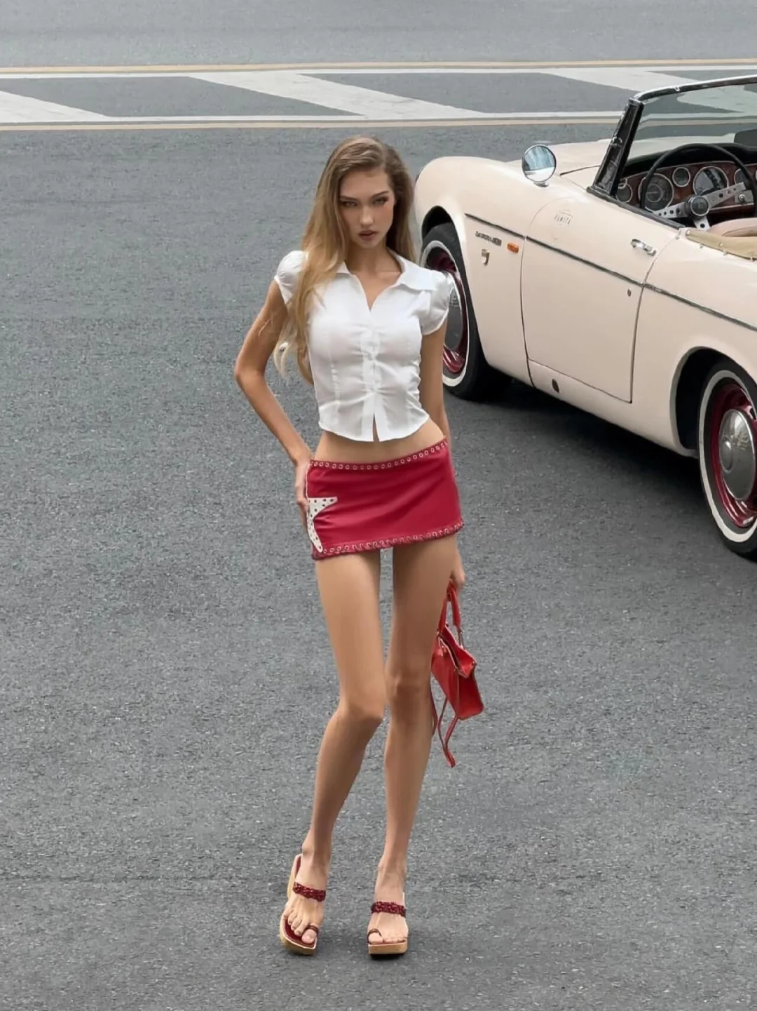 想象中自己穿美式卡胯辣妹裙出门的样子：