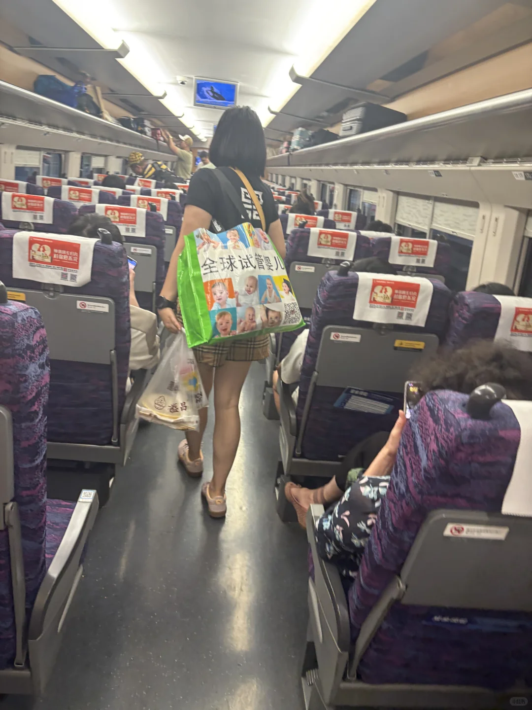 在上海虹桥高铁上看到的…震惊?太敢背了