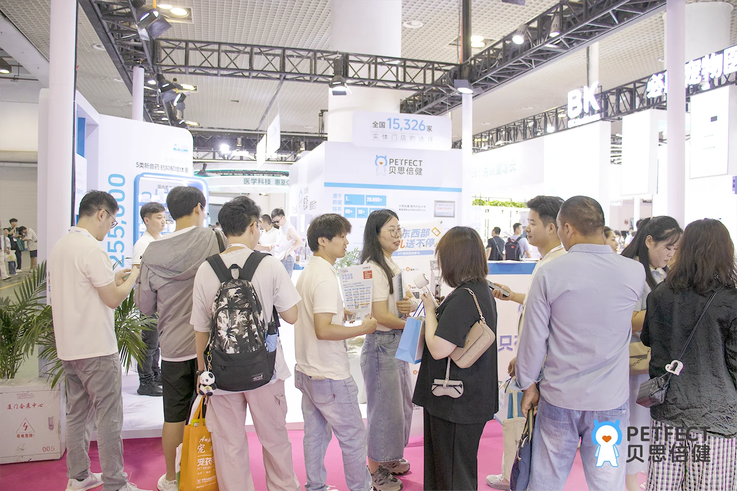 展会现场火爆，人潮汇聚