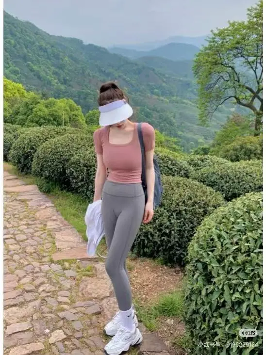 30+丰满vs18岁少女：谁才是瑜伽裤王者？