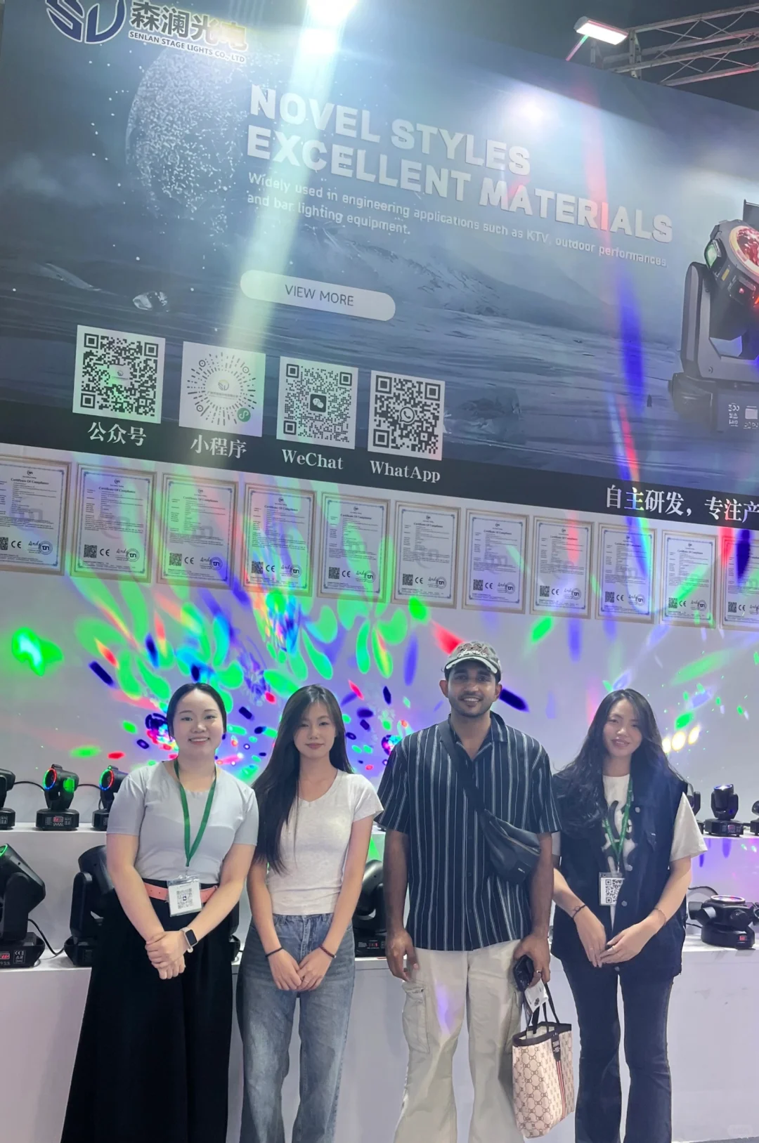 展会上的开心瞬间！✈️